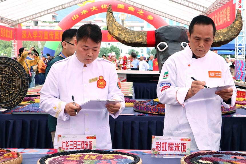 評(píng)委正在給參賽作品打分。謝倩攝