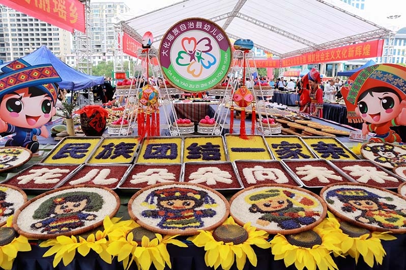 “五色糯米飯”廚藝大比拼活動現(xiàn)場。謝倩攝