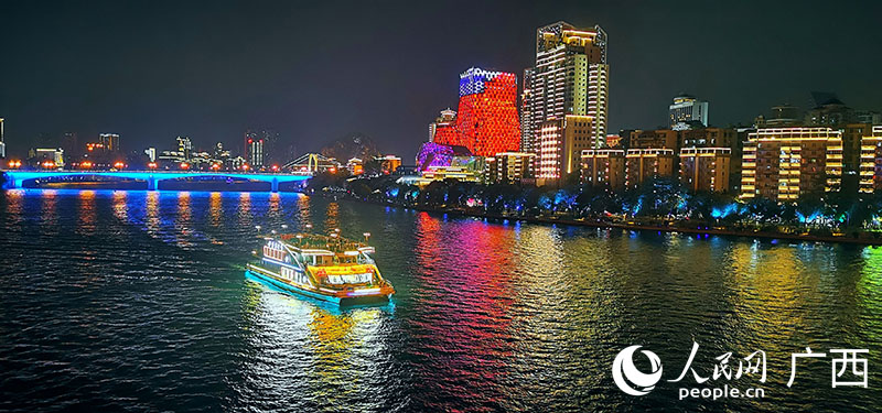 游船在柳江行駛。人民網(wǎng) 付華周攝