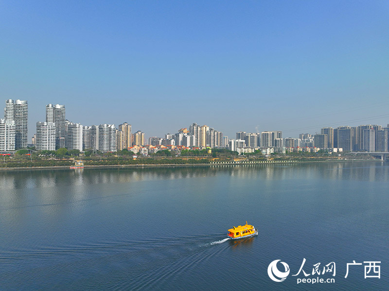 水上公交在柳江行駛。人民網(wǎng) 付華周攝