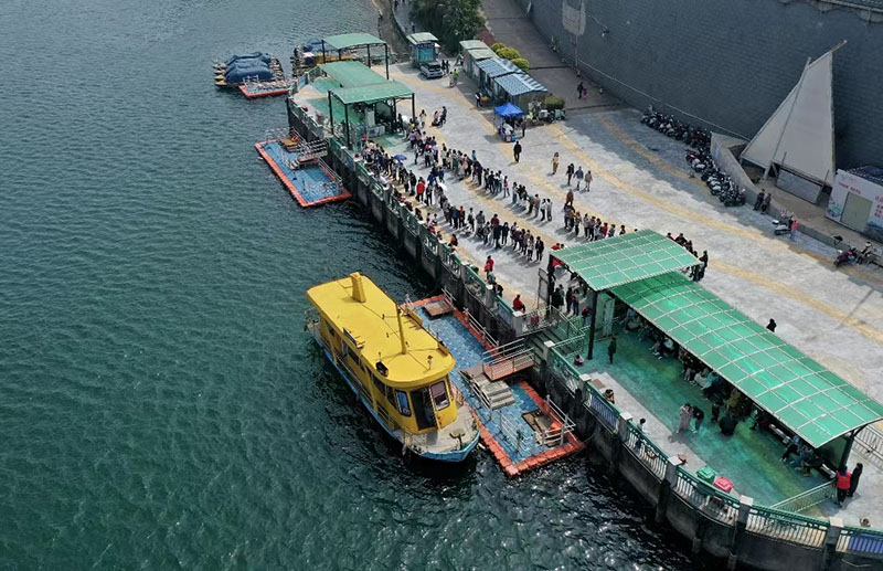 游客在柳州南車渡碼頭排隊乘坐水上公交。黃蕊攝
