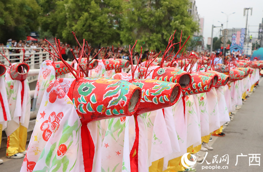 十萬大山地區(qū)特有的舞鹿，也在半路上加入迎親隊(duì)伍。舞鹿是廣西壯族自治區(qū)非物質(zhì)文化遺產(chǎn)名錄之一。人民網(wǎng)記者 彭遠(yuǎn)賀攝