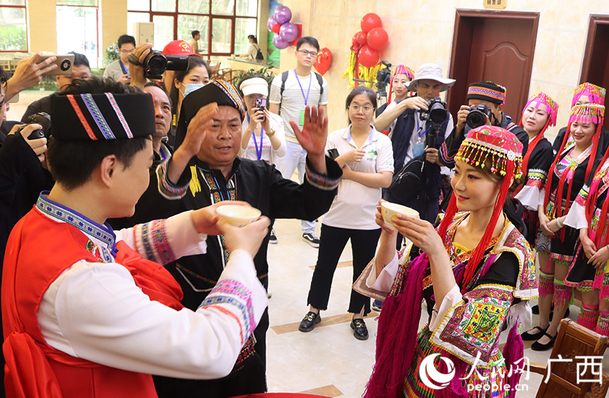 進(jìn)了新娘家，迎親隊(duì)伍送上彩禮，媒公開始了婚禮儀式。兩根筷子并成一雙，意喻著新人娘永結(jié)同心；十二碗茶象征著新人歲歲平安。人民網(wǎng)記者 彭遠(yuǎn)賀攝