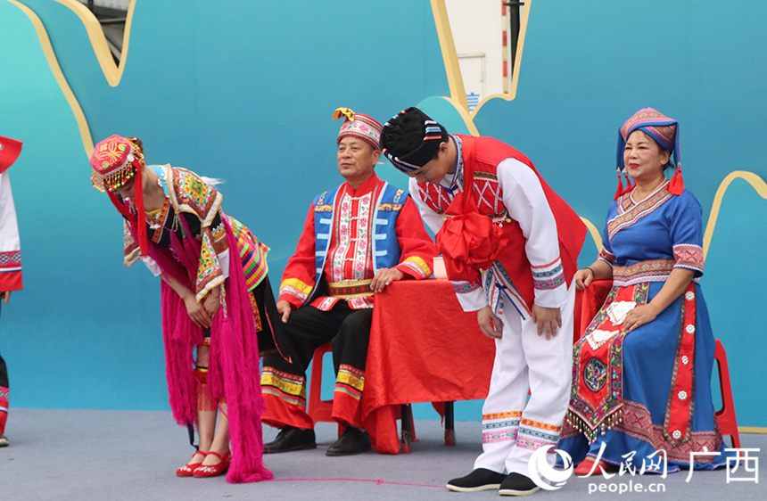 在眾人的簇?fù)硐?，在證婚人的主持下，新人進(jìn)行拜堂儀式。一拜高堂，二拜父母，三拜民族團(tuán)結(jié)永結(jié)同心。人民網(wǎng)記者 彭遠(yuǎn)賀攝