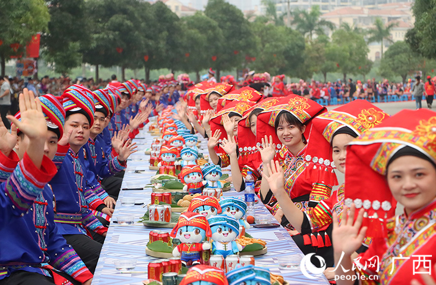 拜堂儀式結(jié)束，千人長桌宴開席。席上，上思烤豬、沙糕、花蓮、那琴香鴨等特色美食，讓眾人分享新人結(jié)合的歡樂。人民網(wǎng)記者 彭遠(yuǎn)賀攝