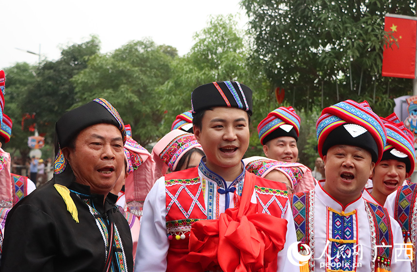 為了過“攔路關(guān)”，迎親隊(duì)伍開始對山歌。人民網(wǎng)記者 彭遠(yuǎn)賀攝