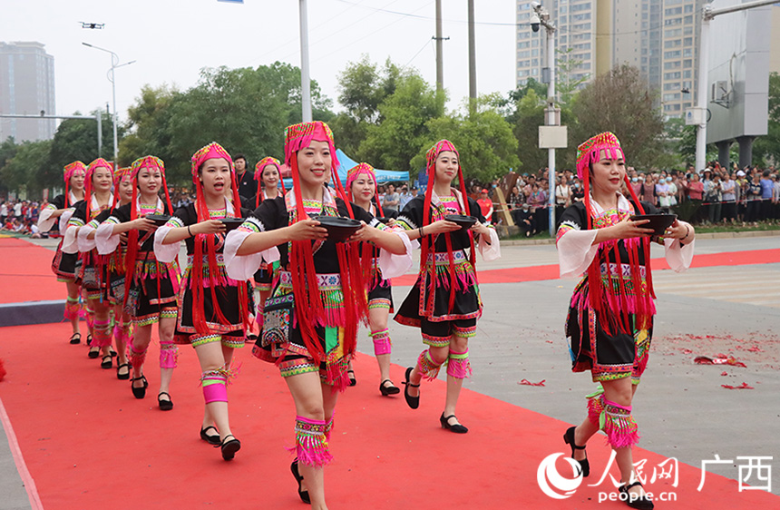 長桌宴開始，阿妹唱起敬酒歌。人民網(wǎng)記者 彭遠(yuǎn)賀攝