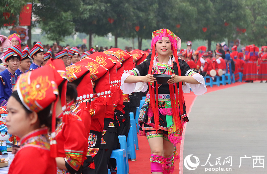 長桌宴開始，阿妹唱起敬酒歌。人民網(wǎng)記者 彭遠(yuǎn)賀攝