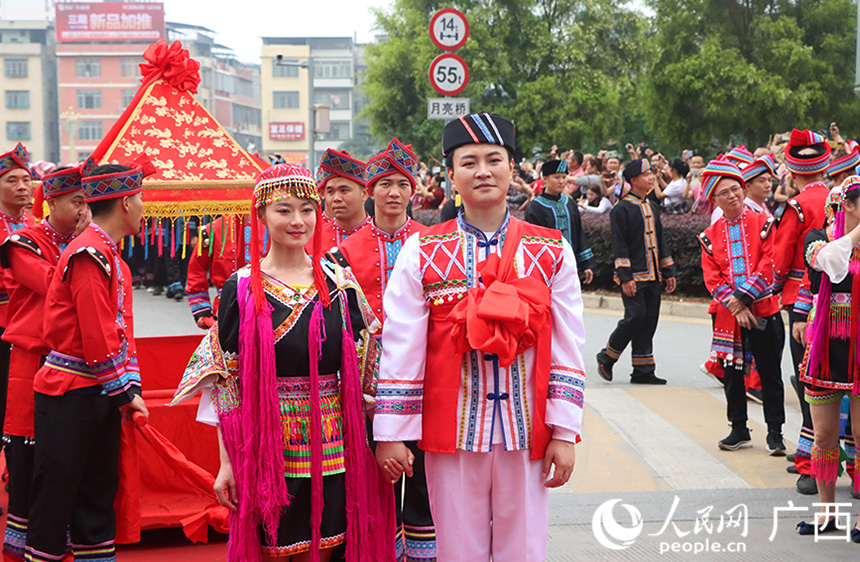 新人到達(dá)拜堂儀式現(xiàn)場。人民網(wǎng)記者 彭遠(yuǎn)賀攝