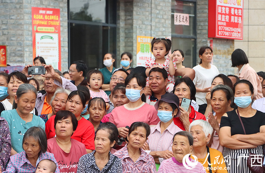 當(dāng)天活動(dòng)引得萬人空巷，各族男女老少爭相觀看。人民網(wǎng)記者 彭遠(yuǎn)賀攝