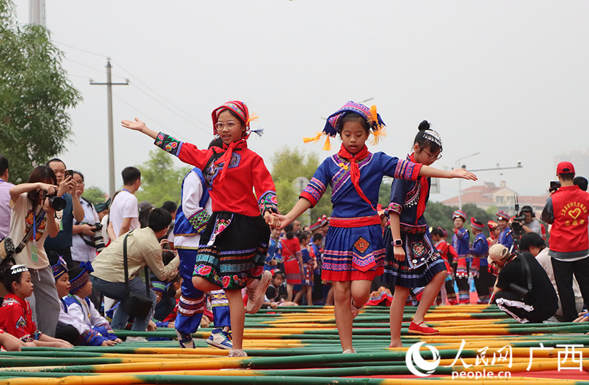 竹竿舞。人民網(wǎng)記者 彭遠(yuǎn)賀攝