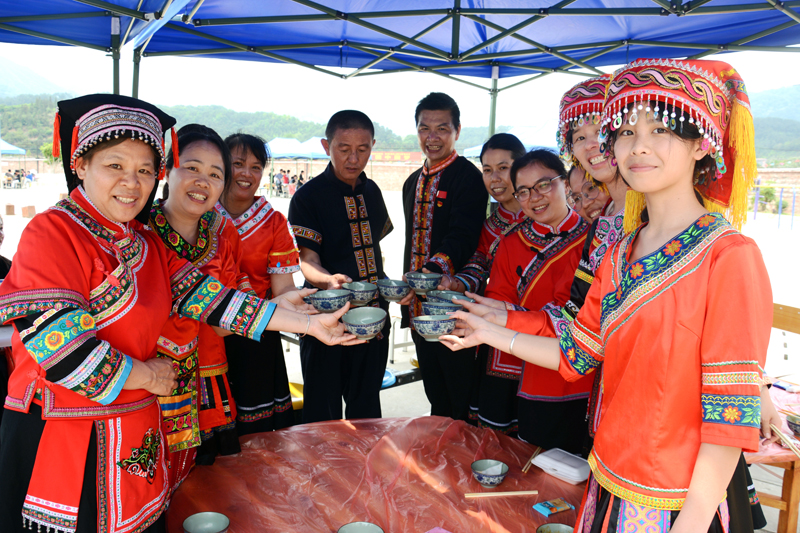 油茶迎賓。廖超文攝