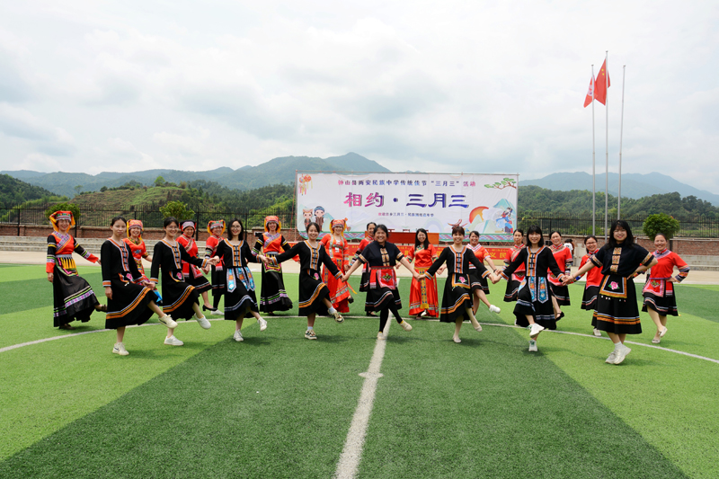 兩安民族中學(xué)教師表演民族舞。廖超文攝