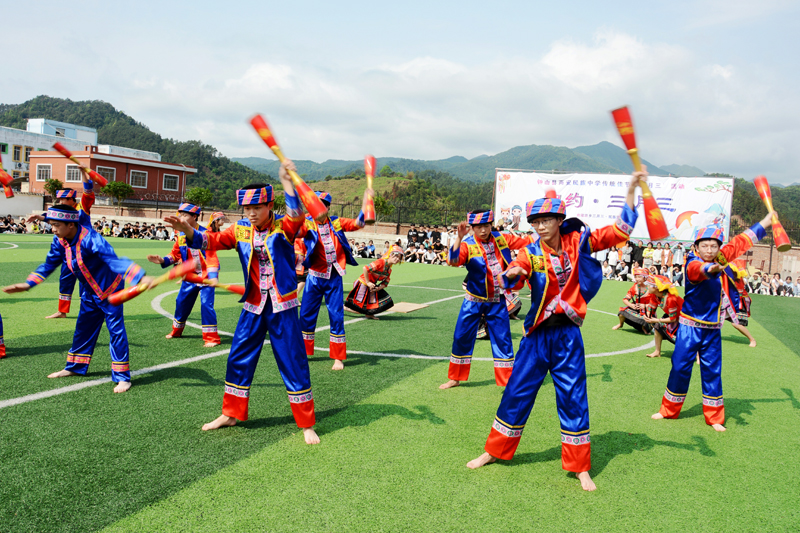 兩安民族中學(xué)學(xué)生表演“非遺”歌舞《羊角長鼓舞之傳承》。廖超文攝