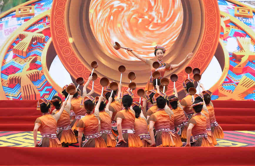 表演傳統(tǒng)技藝：檸檬鴨制作。馬鑫攝