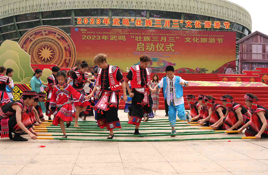 游客體驗(yàn)花樣竹竿舞。馬鑫攝