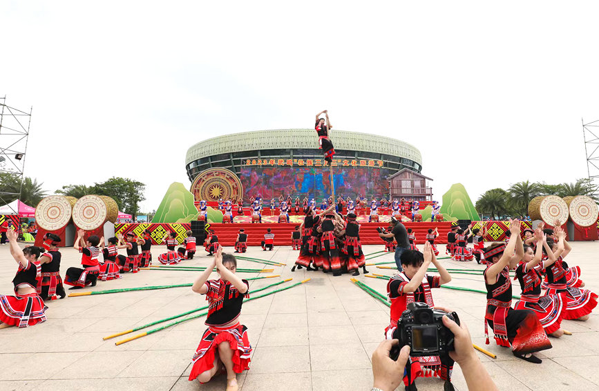 表演竹竿舞。梁挺攝