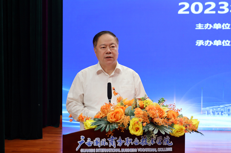 謝云主持全國外經(jīng)貿(mào)行指委委員會(huì)2023年院校長工作會(huì)議。楊文雨攝