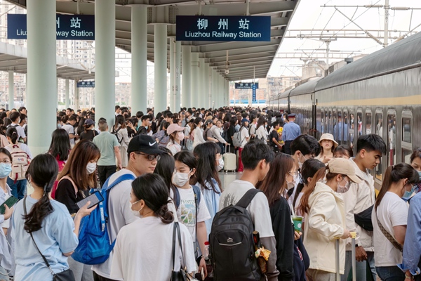 “壯族三月三”假日期間鐵路迎來(lái)客流出行高峰。趙波攝