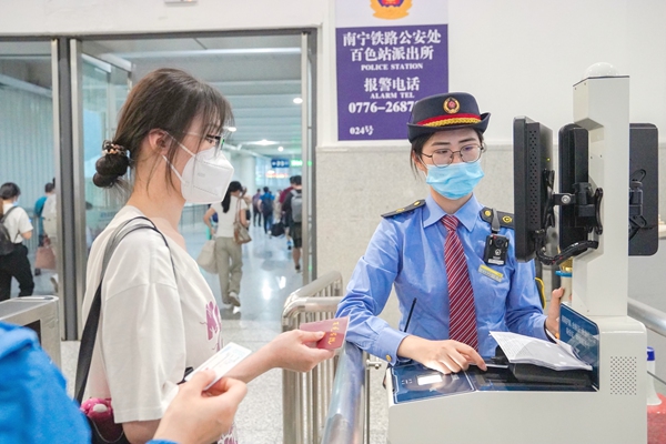 百色站工作人員為旅客核驗車票。劉歡攝