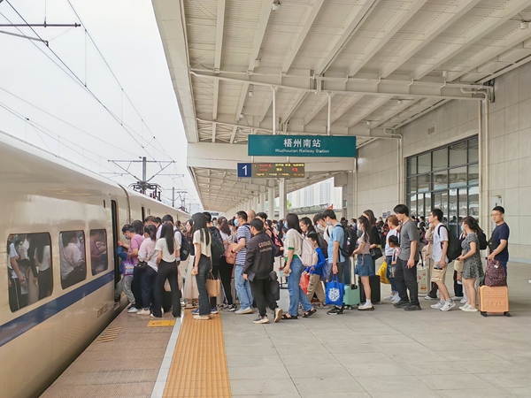 梧州南站旅客有序排隊乘車。唐燁攝