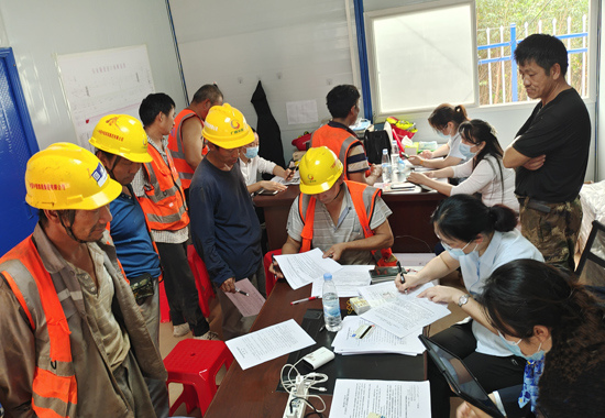 銀行工作人員進(jìn)工地為工友們辦卡。柳梧鐵路站前3標(biāo)供圖