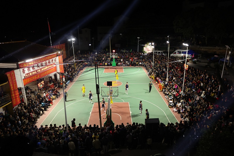 比賽現(xiàn)場(chǎng)，群眾圍得水泄不通。邕寧區(qū)融媒體中心供圖