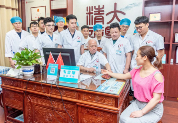 韋貴康幫患者治療。廣西中醫(yī)藥大學(xué)供圖