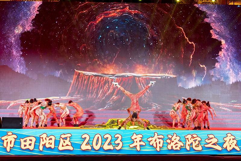 2023年4月26日，百色市田陽區(qū)布洛陀之夜文藝晚會演繹雜技舞蹈《壯·根》。黃福寧攝