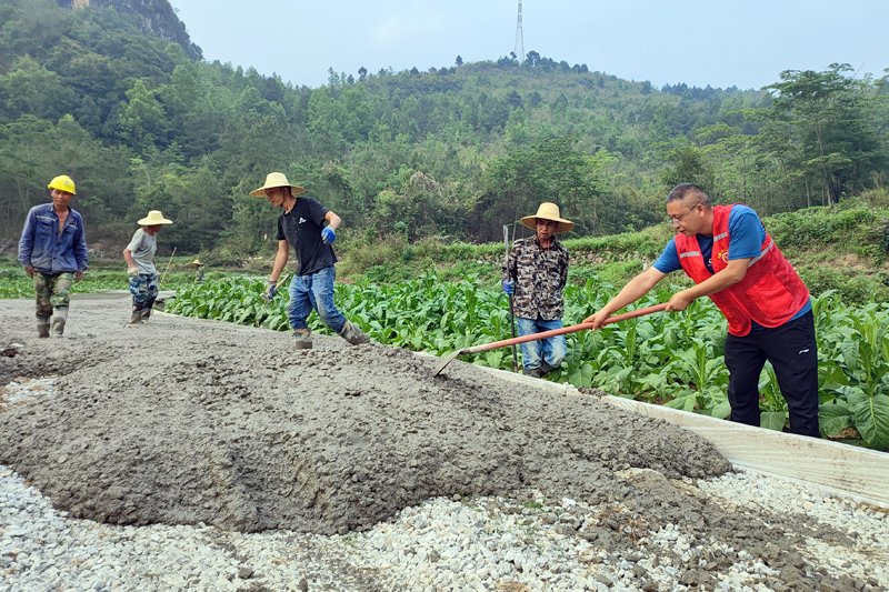 余金恒幫助加快產(chǎn)業(yè)路施工進(jìn)度。包丹丹攝