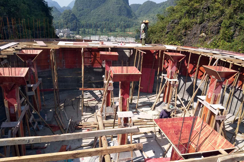 大荷村集中供水池施工。包丹丹攝