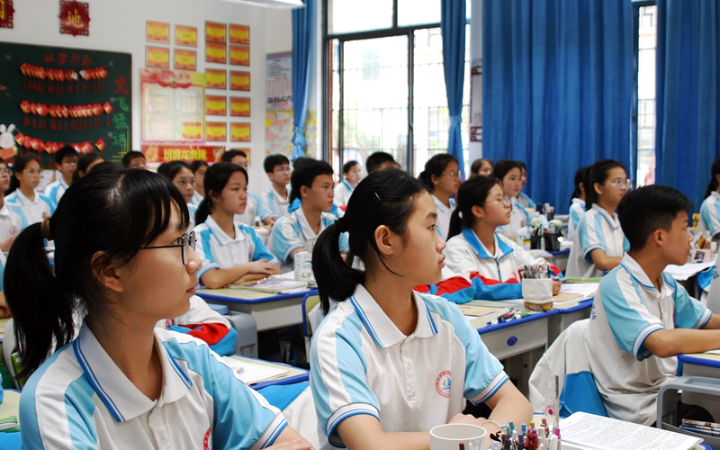 鐘山縣第四中學(xué)學(xué)生認(rèn)真觀看校園安全云直播。廖超文攝