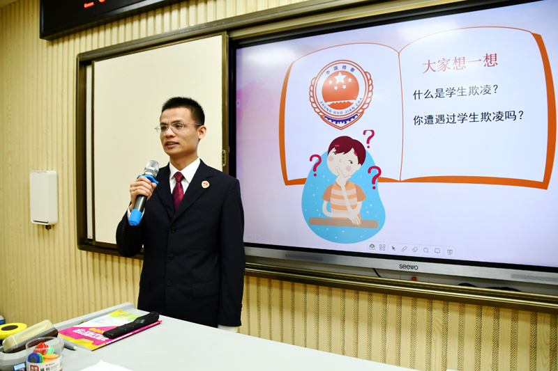 鐘山縣人民檢察院副檢察長(zhǎng)黃正開(kāi)展預(yù)防校園欺凌云直播。廖超文攝