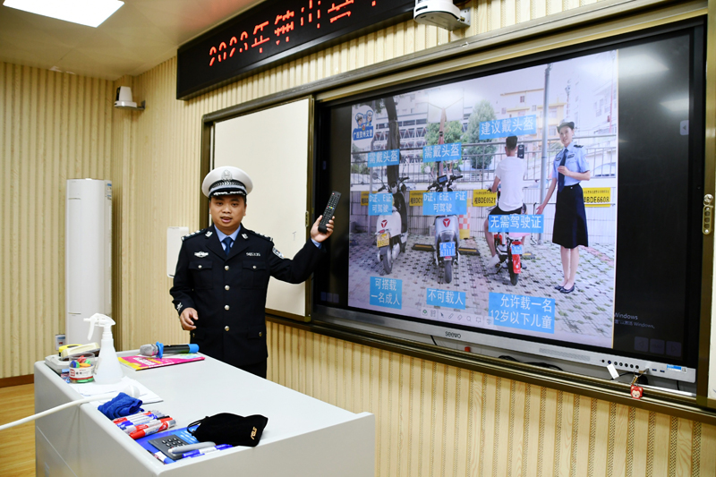 鐘山縣公安局交警大隊(duì)公安中隊(duì)負(fù)責(zé)人李小生開(kāi)展道路交通安全云直播。廖超文攝