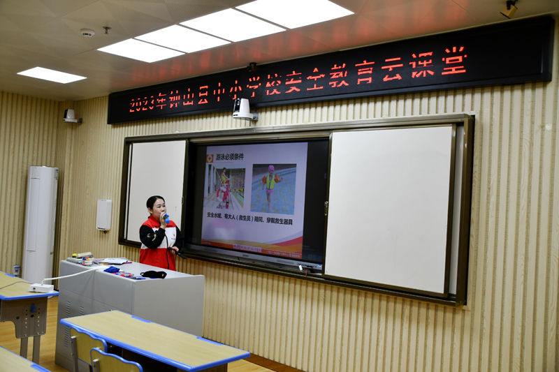 鐘山縣紅十字會(huì)新時(shí)代文明實(shí)踐志愿者何靜開(kāi)展防溺水云直播。廖超文攝