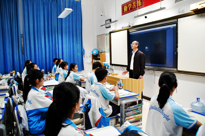 鐘山縣第四中學(xué)2101班師生積極交流觀看云直播后的感受和體會(huì)。廖超文攝