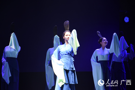 現(xiàn)場文藝舞蹈表演。人民網(wǎng) 王功孝攝