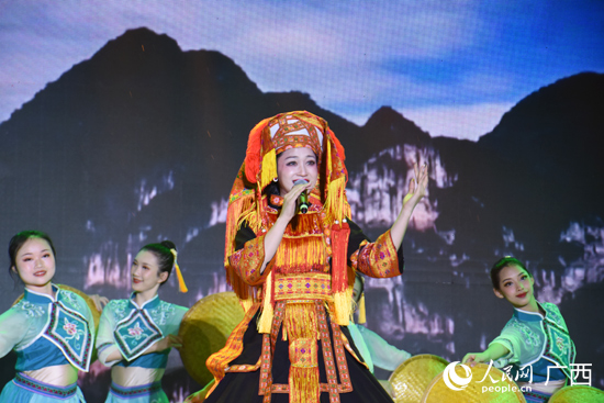 現(xiàn)場歌舞表演。人民網(wǎng) 王功孝攝