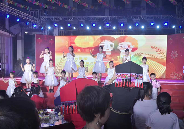 當天晚上舉辦文藝晚會。瀨浩屯供圖