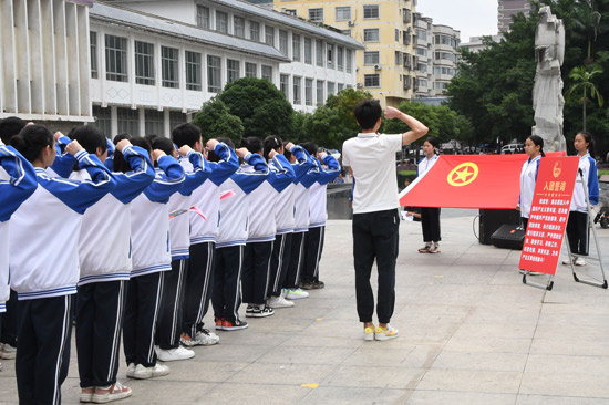 新團員代表面向團旗莊嚴宣誓