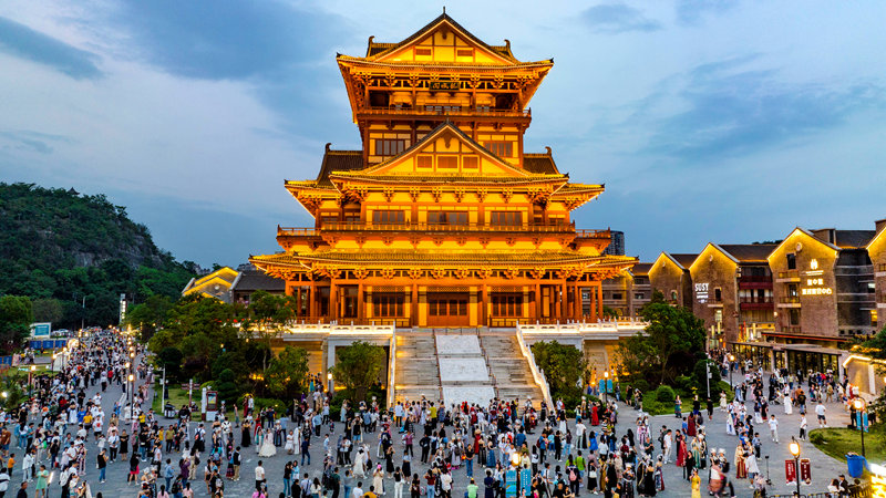 5月1日傍晚，柳州窯埠古鎮(zhèn)景區(qū)人潮涌動。黎寒池攝