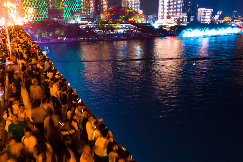 ”五一“假日期間，柳江大橋上游人如織。韋雨函攝