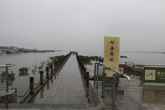 東興市竹山村山海相連地標廣場海景一角