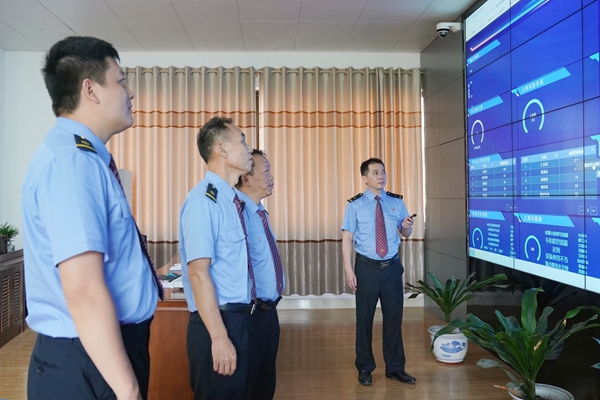 宋泉涌指導(dǎo)調(diào)度員使用安全生產(chǎn)調(diào)度指揮系統(tǒng)。（黃泰 攝）.jpg