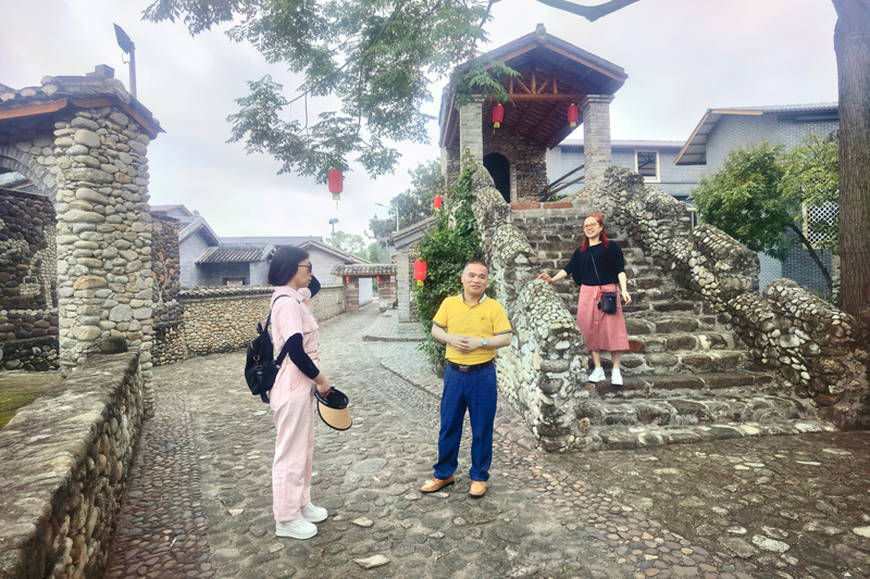 游客在村里游覽。