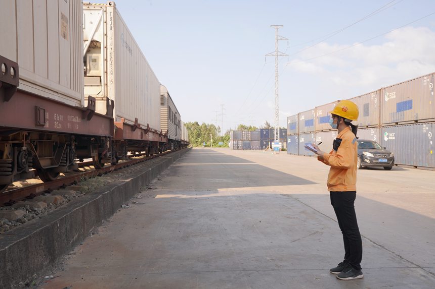 防城港車站貨場內(nèi)，鐵路貨運(yùn)員正在核對箱號。甘璐攝