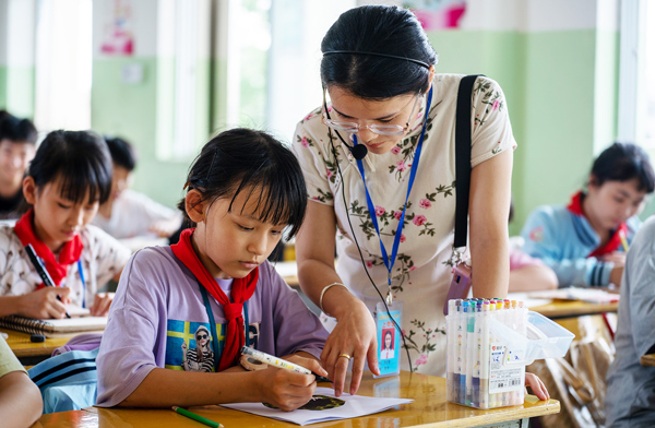 學(xué)生在老師的指導(dǎo)下進(jìn)行創(chuàng)意繪畫(huà)。