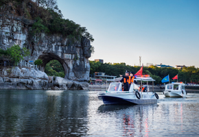 桂林市公安局漓江分局民警在漓江水面上進(jìn)行巡邏。