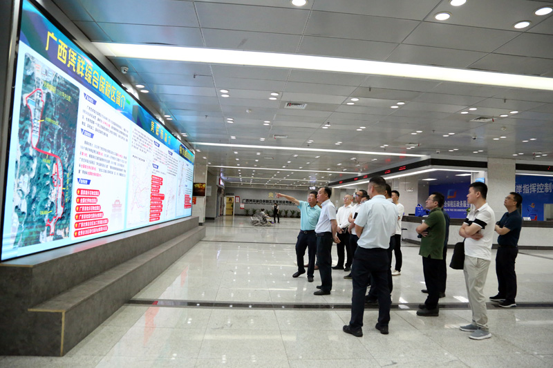 在申報中心現(xiàn)場辦公