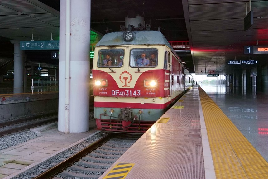 貴南高鐵聯(lián)調(diào)聯(lián)試綜合檢測列車從南寧東站發(fā)車。梁競輝攝